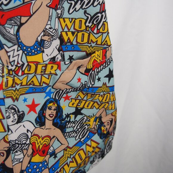 Wonder Woman Comic Art V-Neck Scrubs Top Size M/L - Picture 8 of 10
